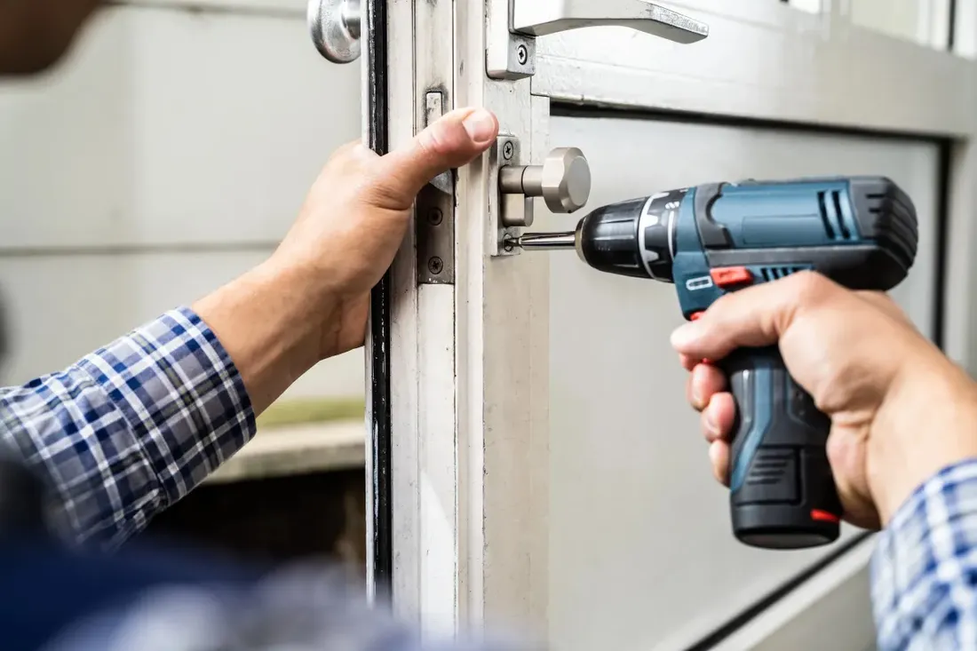 Remplacement d'un cylindre de serrure sur une porte d'entrée vitrée
