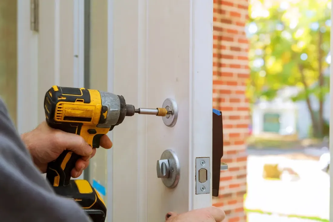Pose d'un cylindre sur une porte d'entrée avec verrou supplémentaire