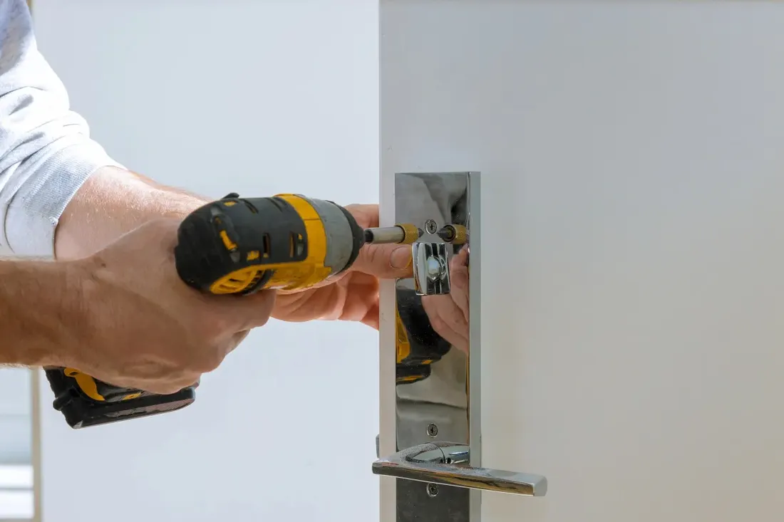 Fixation de la garniture d'une serrure sur une porte de logement