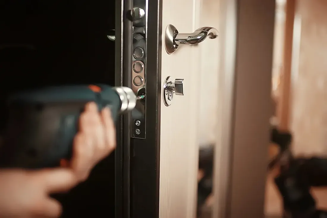 Serrure multipoints installée sur une porte blindée, détail de la tranche